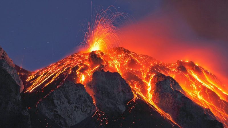 gunung meletus menyebabkan kebakaran hutan