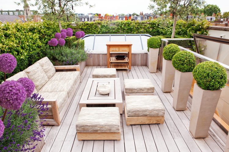 taman minimalis dengan pot di balkon